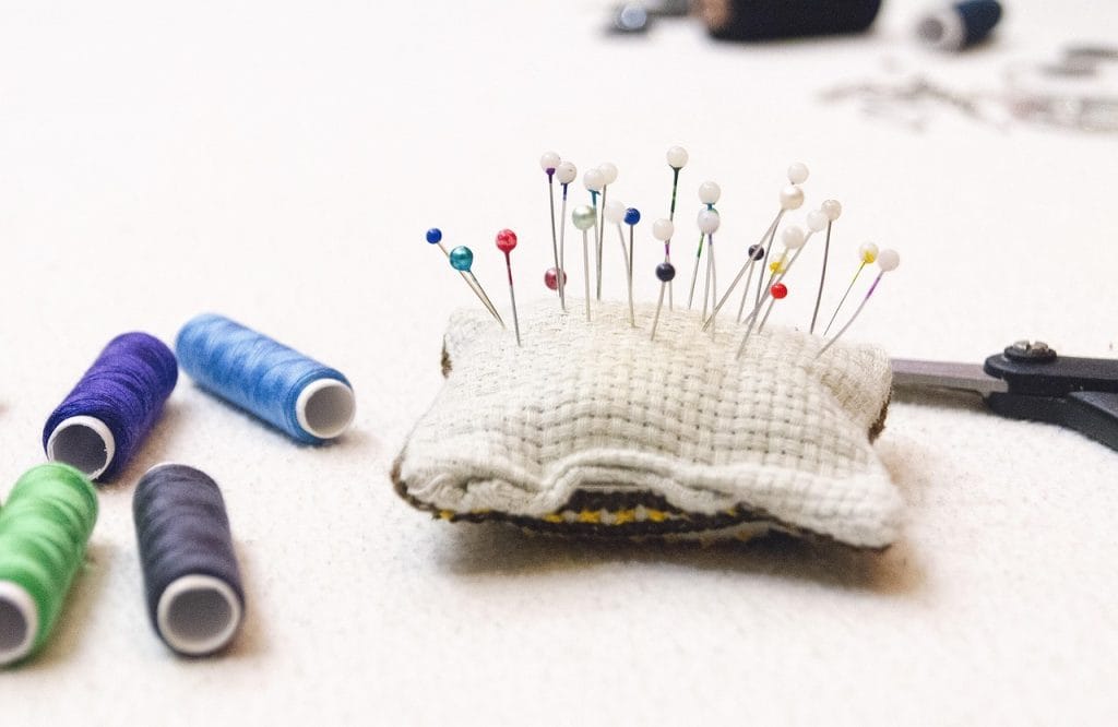pins thread sewing pillow fabric 923867