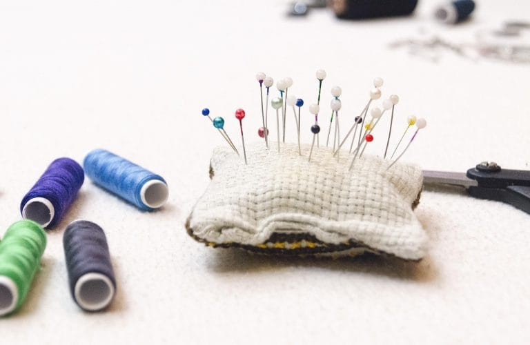 pins thread sewing pillow fabric 923867